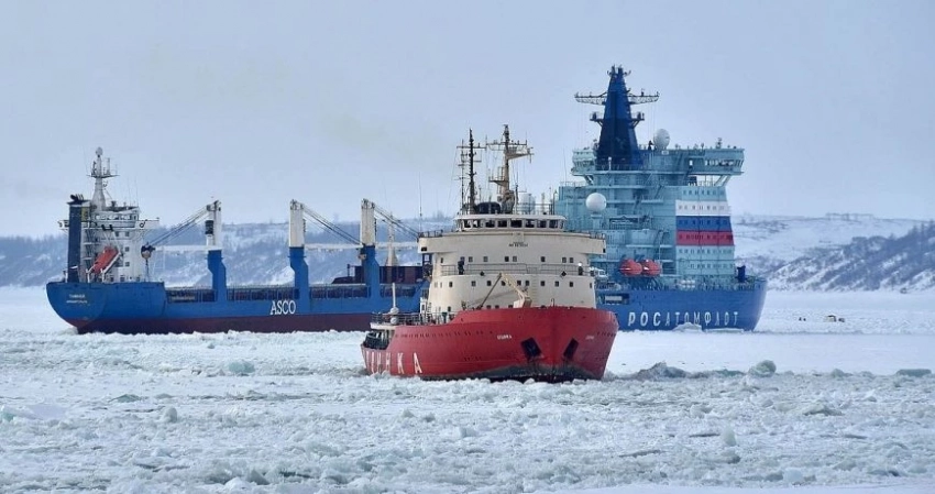 Севморпуть подходит для танкеров без ледового класса, заявили в «Росатоме