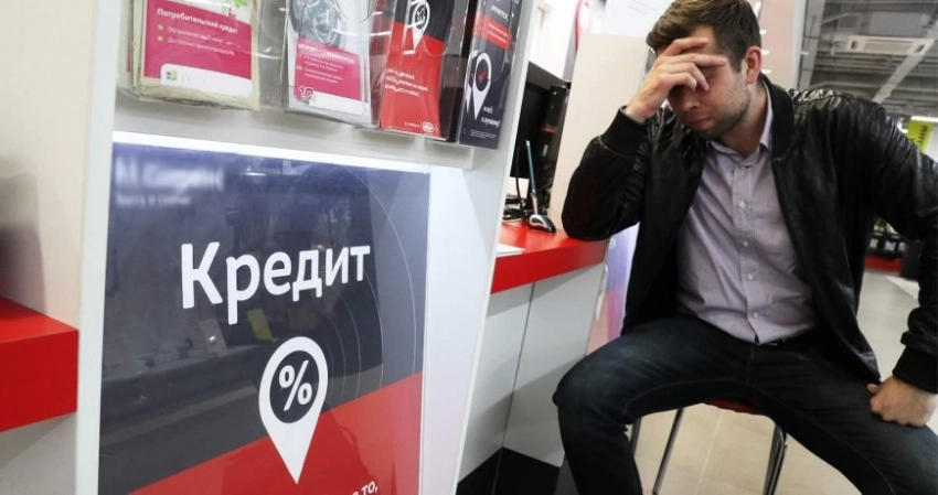Кредиты урезали: почему россиянам стали выдавать меньше займов