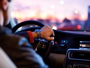Когда отмечают праздник День автомобилиста в 2023 году, поздравления и открытки с праздником