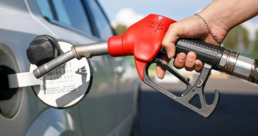 Независимые нефтяные компании и АЗС должны снизить цены на топливо, заявили в ФАС