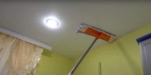 Как отмыть натяжной потолок от жира и грязи на кухне оптимальными способами