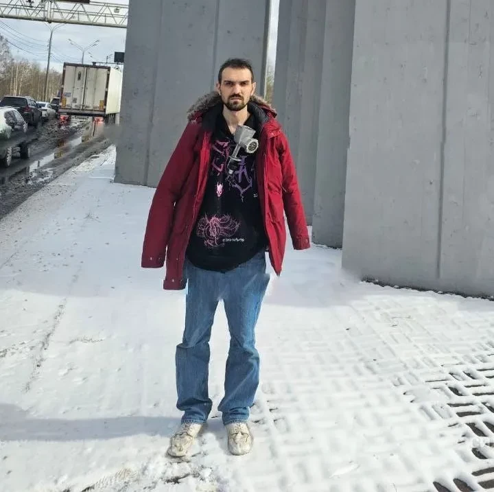 Стендапера Артемия Останина задержали при попытке бегства из России. На него завели дело об оскорблении участника СВО из-за его шутки