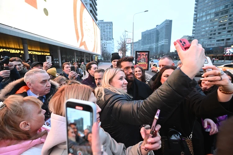 Охота на Джана Ямана: Звезде турецких сериалов подарили кольцо, шарфик, расцеловали и позвали жить в Бирюлево