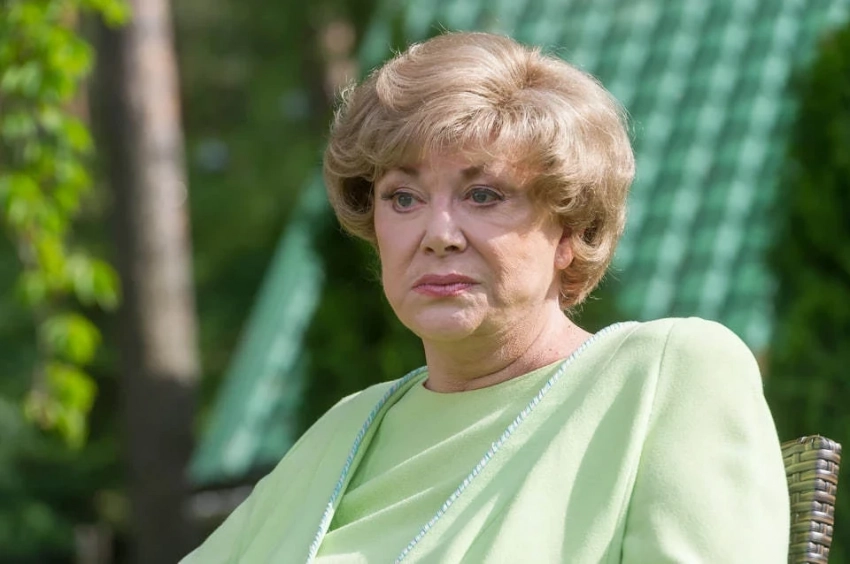 «Недавно перенесла грипп»: Помощница Эдиты Пьехи прокомментировала новости о деменции певицы