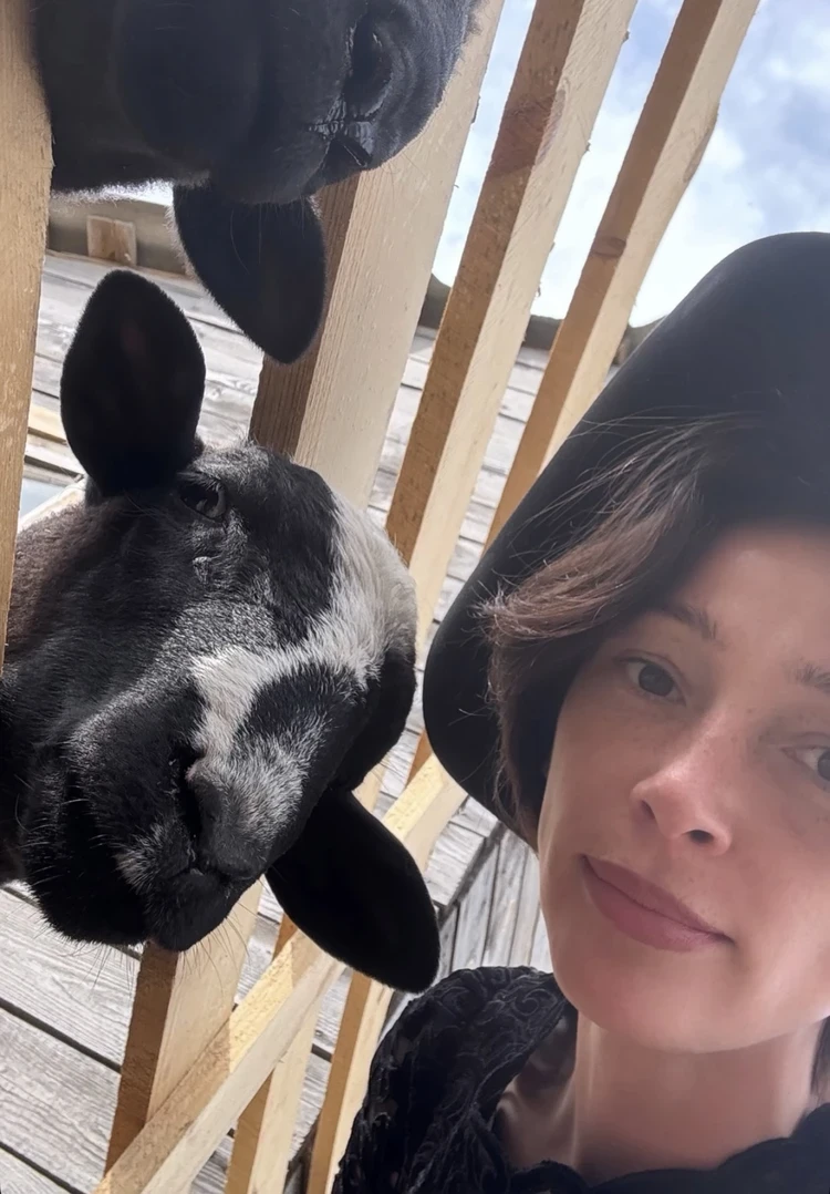 Как живет звезда скандальной вечеринки Ивлеева: забросила бизнес и променяла Lamborghini на трактор