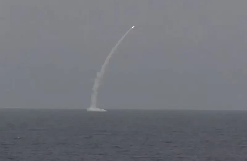 «Успешно, с подтверждением всех параметров»: Многоцелевая АПЛ «Архангельск» выполнила ракетный пуск, поразив «Калибром» береговую цель
