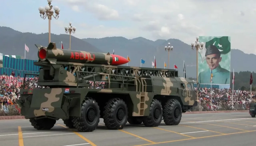 «Предупредительный выстрел в сторону Индии»: Пакистан показал запуск тактической баллистической ракеты Abdali, также сбиты 2 индийских истребителя