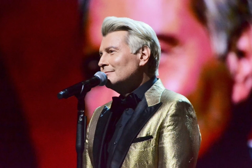 «Нас не выпускают»: Басков пожаловался, что застрял на шесть часов в самолете в Пулково