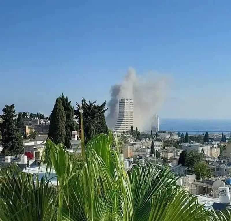 Сообщается о ракетных ударах по району порта в Хайфе, где расположена главная база ВМС Израиля
