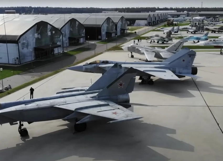 Носитель «Кинжалов» или проверенный временем высотный перехватчик: в чём легендарный МиГ-31 более актуален