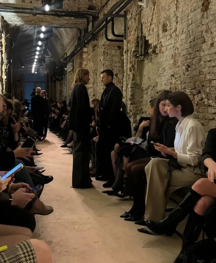 Пробка из "Роллс-Ройсов", Ксения Собчак и Светлана Бондарчук среди гостей и топ-модели на подиуме: вся светская Москва на показе Александра Терехова