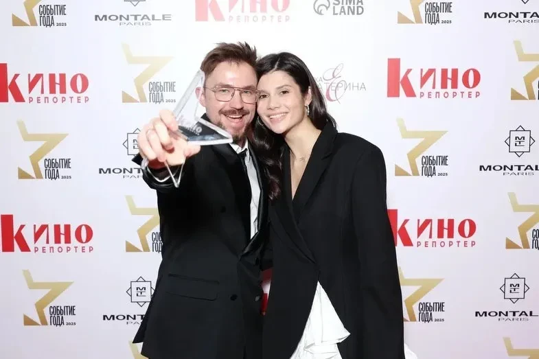 Александр Петров вышел в свет с женой