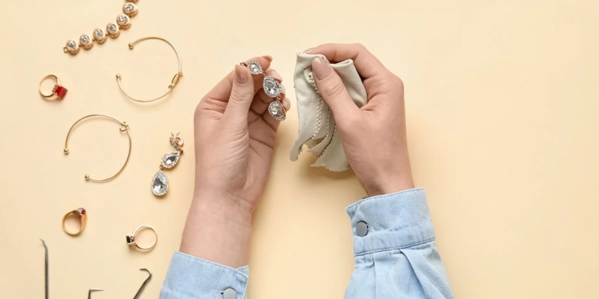 Правила ухода за серьгами из золота, серебра и с камнями