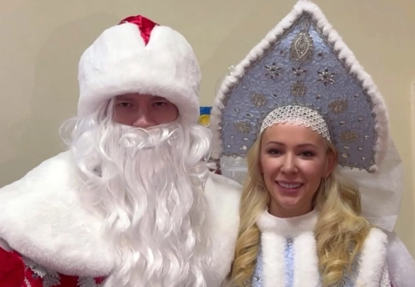 Шаман и Екатерина Мизулина посетили детскую больницу в образах Деда Мороза и Снегурочки