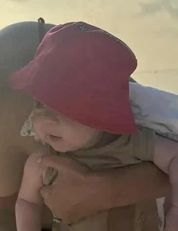 Милли Бобби Браун перестала скрывать лицо удочерённой девочки