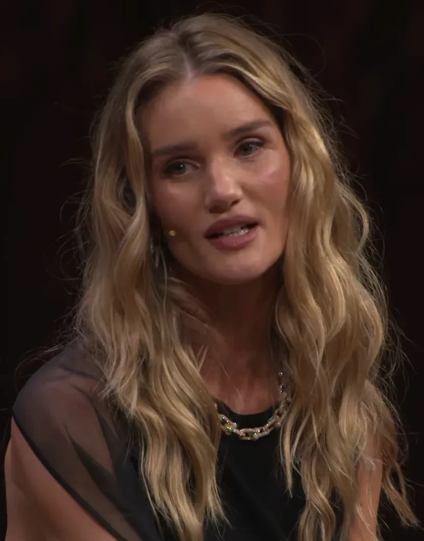 "Похожа на Стэтхема больше, чем он сам на себя". Рози Хантингтон-Уайтли заподозрили в злоупотреблении филлерами