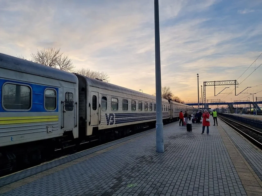 Между Запорожьем и Днепропетровском прекращено движение поездов