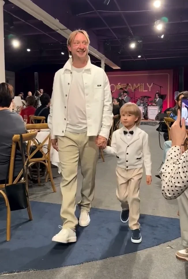Яна Рудковская и Евгений Плющенко с сыновьями вышли на подиум на показе Bosco