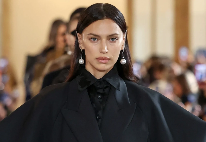 Ирина Шейк вышла на подиум на показе Uma Wang в Париже