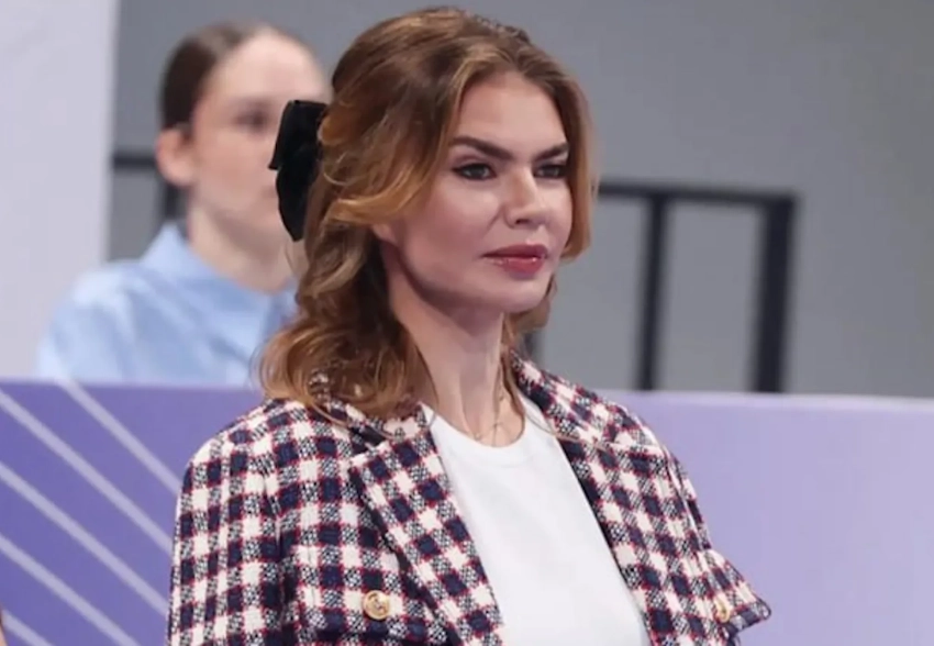 Бант в волосах и жакет в клетку: Алина Кабаева появилась на публике в Москве и Питере