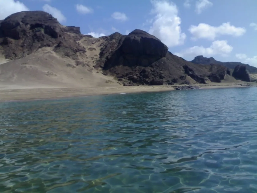 Хуситы могут усугубить нефтяной кризис, перекрыв ключевой судоходный маршрут